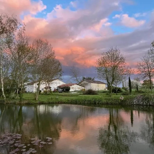 Les Chantours, Domaine naturel arboré et fleuri de15 hectares，位于Saint-Antoine-Cumond的酒店