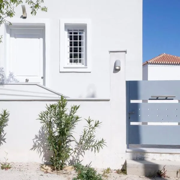 Modern Sea-View Maisonette in Spetses for 6 people，位于斯派赛斯的酒店