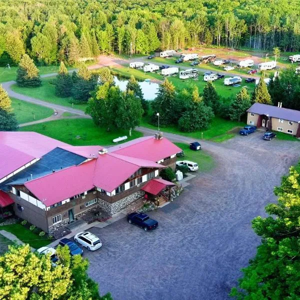 North Ironwood Acres - Black River Lodge，位于艾恩伍德的酒店