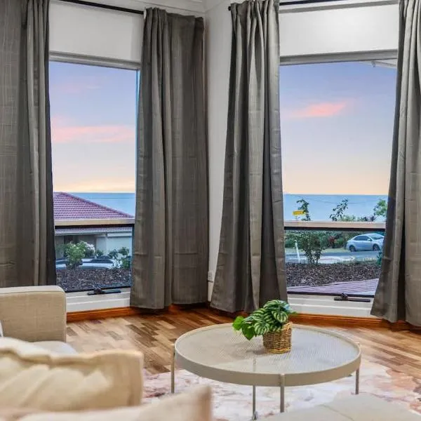 Sunset Ocean View Retreat 4BM House，位于Christies Beach的酒店