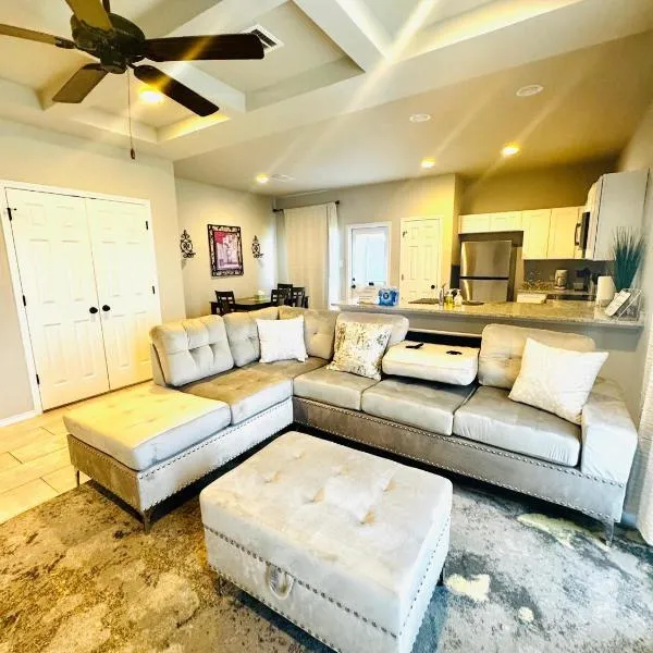 Gorgeous, Brand New 3 Bedrooms Home- Near SeaWorld & Lackland AFB，位于圣安东尼奥的酒店