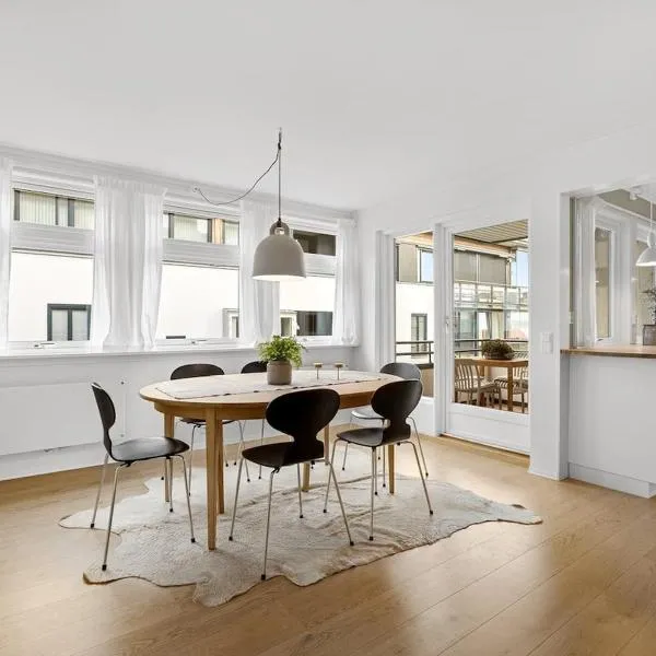 Central and modern apartment by the sea，位于克里斯蒂安桑的酒店