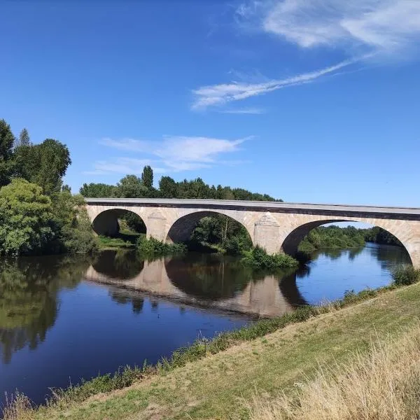 Charmant logement en bord de Creuse，位于Port-de-Piles的酒店