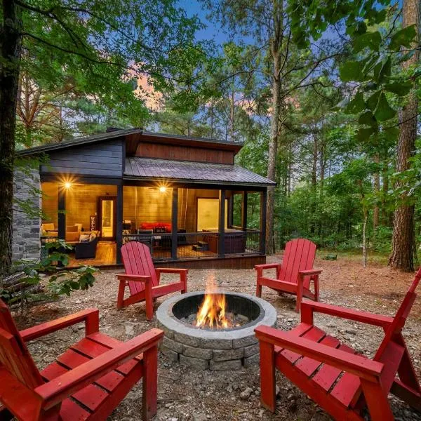 Romantic 1BR Cabin in Broken Bow HotTub, FirePit，位于布罗肯鲍的酒店