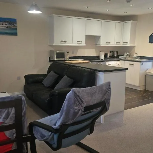 Newquay Detached Holiday Coach House with one parking space，位于Saint Columb Minor的酒店