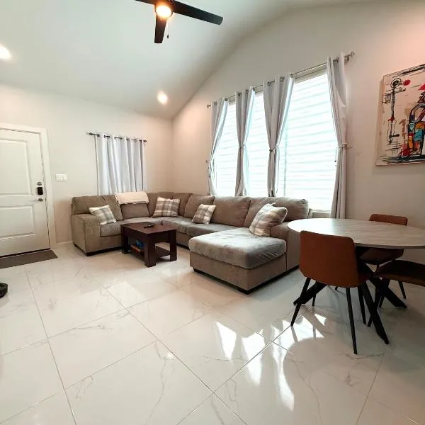 Newly build 2 bedroom 2 bathrooms condo，位于韦斯拉科的酒店