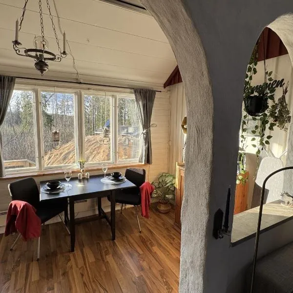 Rustic Haven Bed and Breakfast -Entire Private Apartment 2km from Klarälvsbanan and Swimming area，位于Munkfors的酒店