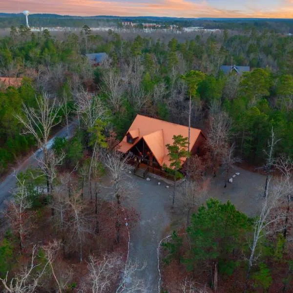 Wide Glide Lodge - In-home Movie Room, Hot Tub and Large 1-acre property with Playset,位于布罗肯鲍的酒店