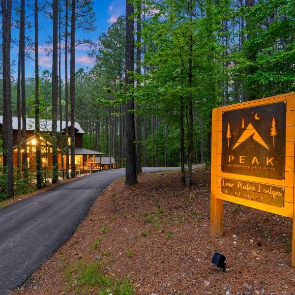 Low Rider Lodge - Backs to Pine Forest and ATV Trail Access from Driveway，位于布罗肯鲍的酒店