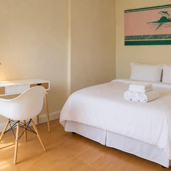 The Heights Haven, Spacious 6 Bedrooms Townhouse with Patio，位于纽约的酒店