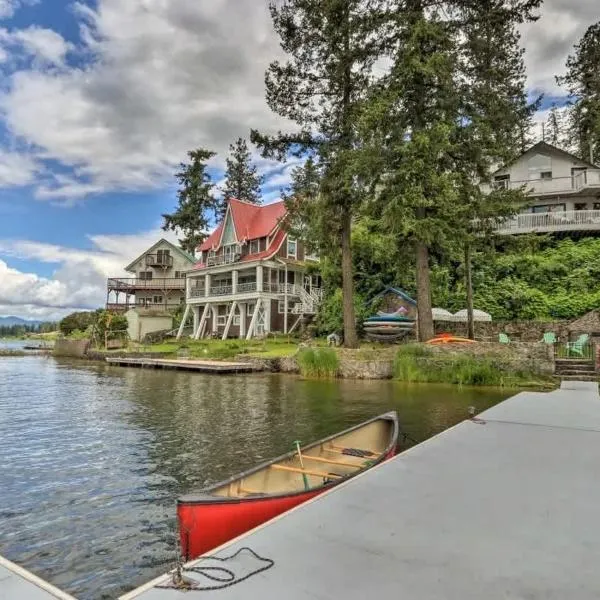 Huvila Haven Lake Front Home with Dock and Hot Tub，位于Newman Lake的酒店