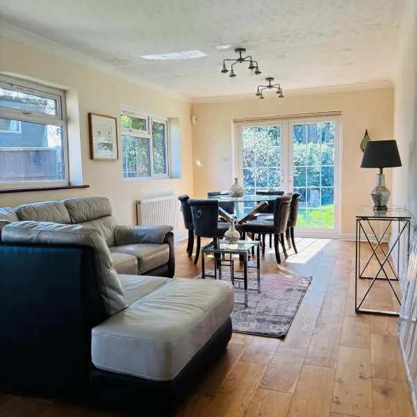 Egham - Lovely 4 Bedrooms Specious Furnished Property，位于埃格姆的酒店