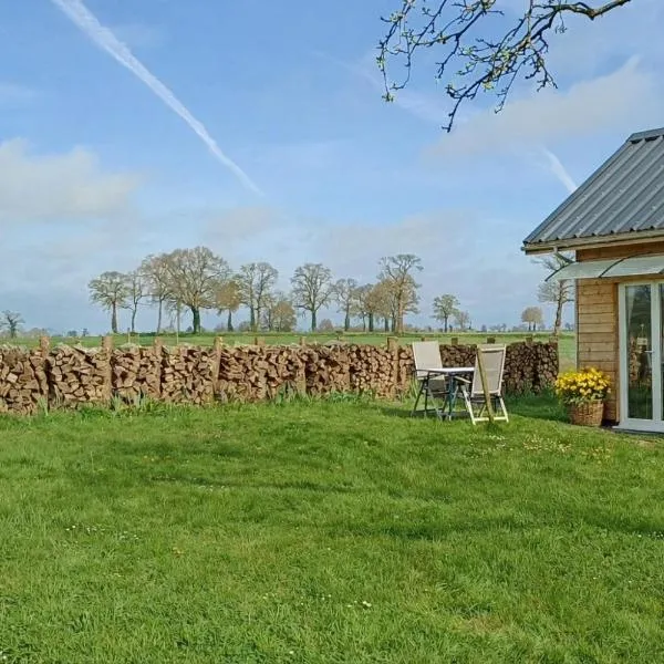 Cottage of the Apple Meadow，位于Savigny-le-Vieux的酒店