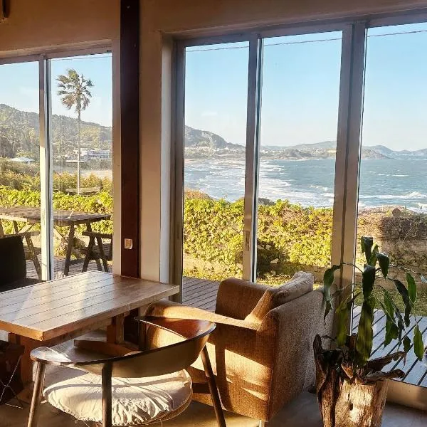 Guest House & Beach Cafe fuego，位于日向的酒店