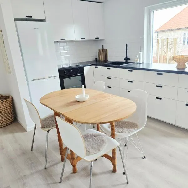 Modern City Apartment with garden and view，位于莫尔德的酒店