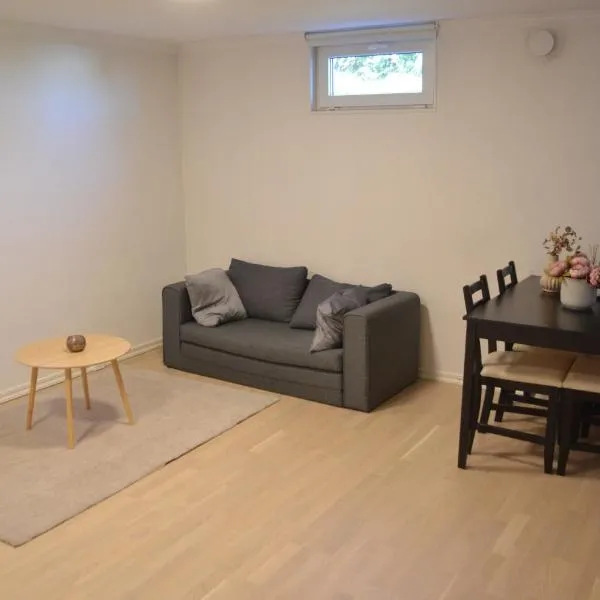 A cozy apartment at Ekhagen，位于延雪平的酒店