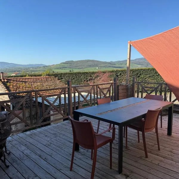 Charmante maison en Pierre dorée, avec vue sur les collines，位于Bully的酒店