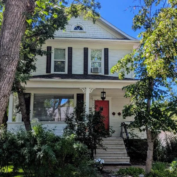 Charles Street Vacation Home，位于莱斯布里奇的酒店