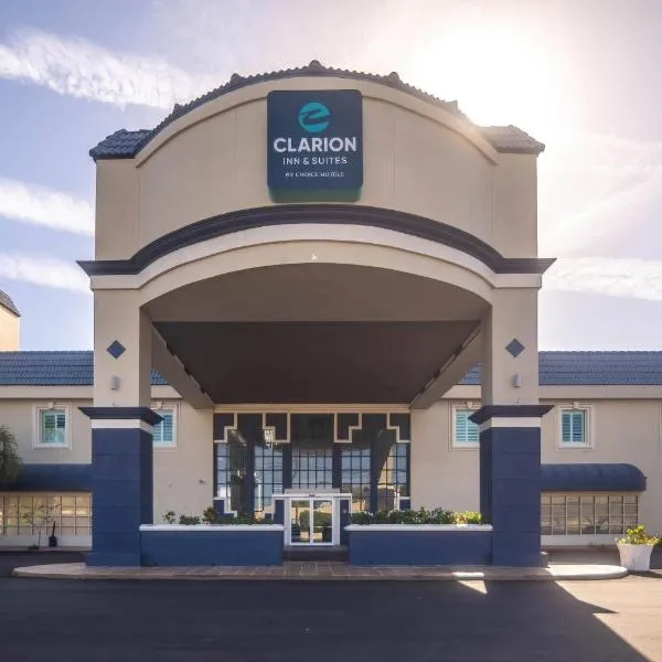 Clarion Inn & Suites Central Clearwater Beach，位于克利尔沃特的酒店