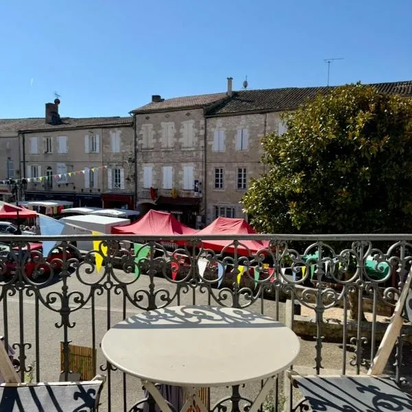 Luxury Apartment Overlooking Historic Town Market，位于迪拉斯的酒店