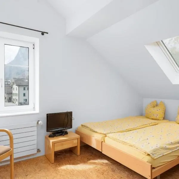 Bed and Breakfast near Glarus - Parking & Lake，位于格拉鲁斯的酒店