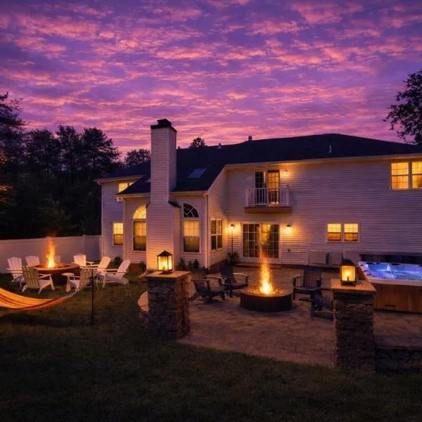 Luxury 5BR Backyard Oasis • Hot Tub • Game Room，位于东斯特劳兹堡的酒店