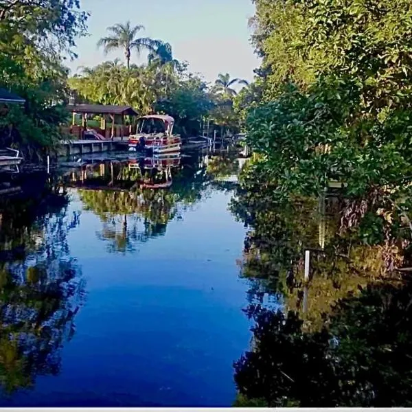 Waterfront Room with Private Bathroom Near PBIA & Lake Osborne，位于沃思湖的酒店
