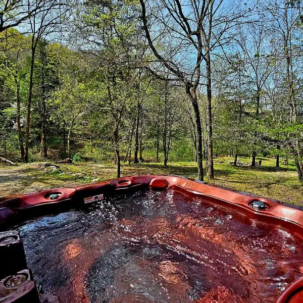 HOT TUB 7 min to Eureka Nature Retreat，位于尤里卡斯普林斯的酒店