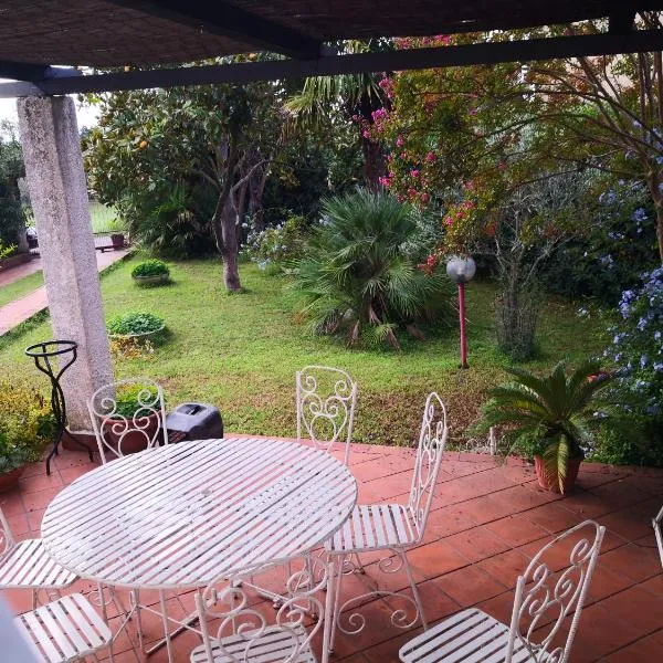 Villa Gianna - Elegante dimora con giardino - Tra le Terme di Suio e il mare di Gaeta,位于卡斯泰尔福尔泰的酒店