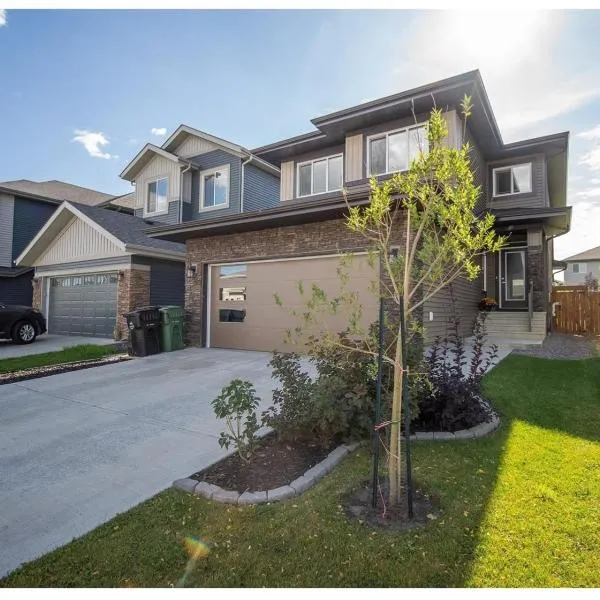 Modern Private 2BR Suite Near Edmonton Airport，位于勒杜克的酒店