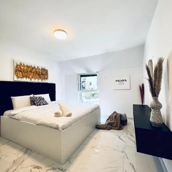 Elegant 5BR & 1LR Villa , Private Stay with Prime Location，位于默德林的酒店