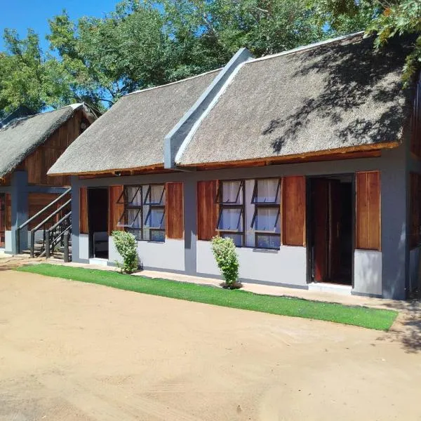 Shalakwe Hills Eco-Cabins，位于Kasane Airport的酒店