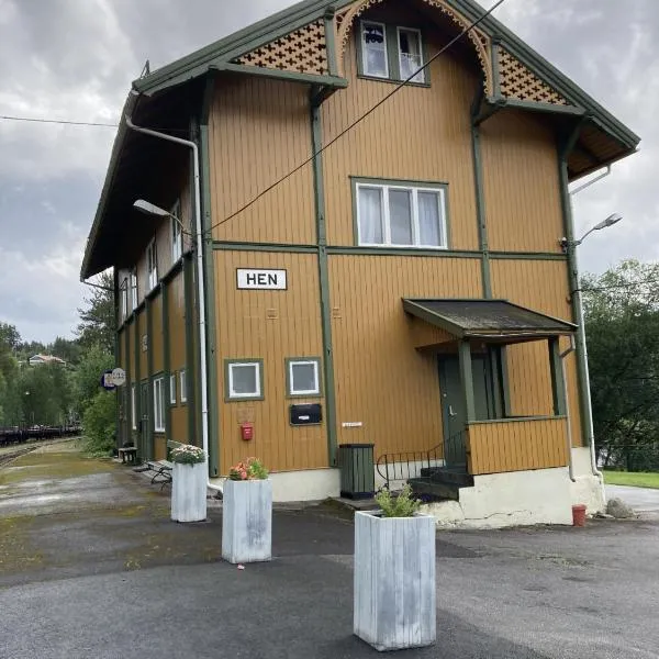 Hen Stasjon Banevokterboligen，位于Hen的酒店
