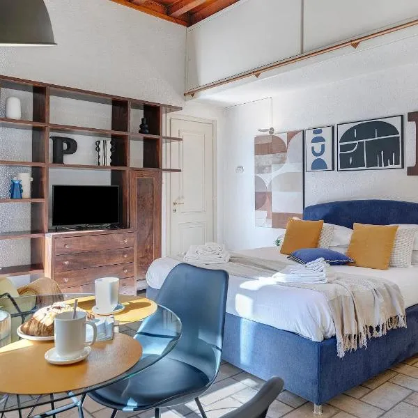 Studio Apartment 1 Min From Lake，位于科莫的酒店