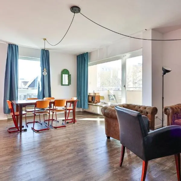 Spacious Flat 2nd Floor near station，位于卡尔斯鲁厄的酒店