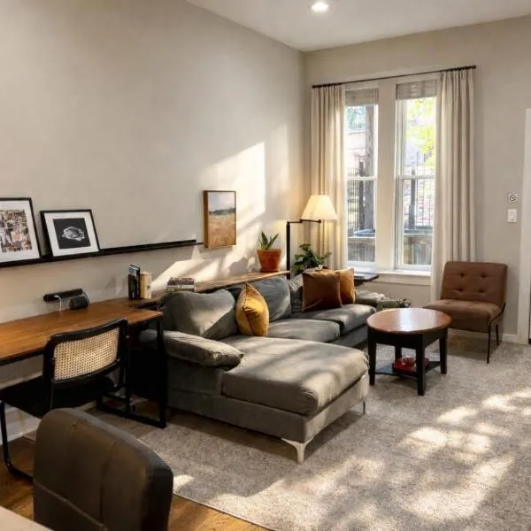 Flexhome West Town - Spacious 2BR Duplex - Sleeps 8，位于芝加哥的酒店