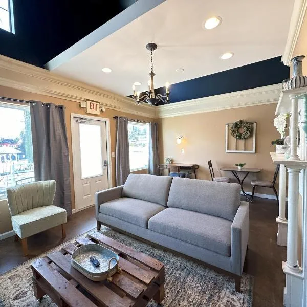 Haven at Hazel Downtown Loft，位于Demorest的酒店