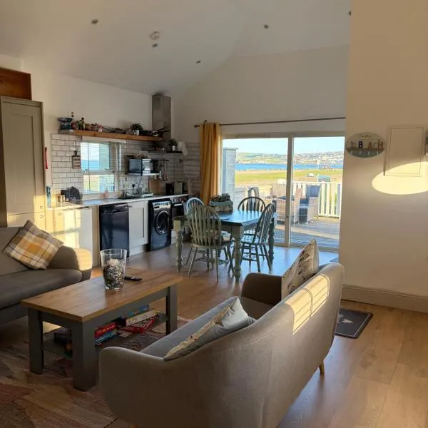 Beautiful Seaside Cottage Wicklow town，位于威克洛的酒店