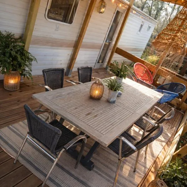 Mobil-home rénové tout confort, terrasse couverte, climatisation, arrivée autonome，位于Fourmies的酒店