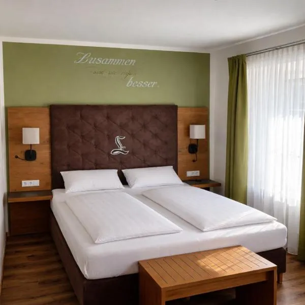 Hotel Lebzelter Straßwalchen, Familien und Business Aufenthalt, Seengebiet, Erlebnispark，位于施特拉斯瓦尔兴的酒店