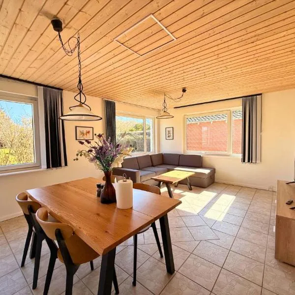 Charming Family-Friendly Villa near Lalandia, Puttgarden，位于勒兹比的酒店