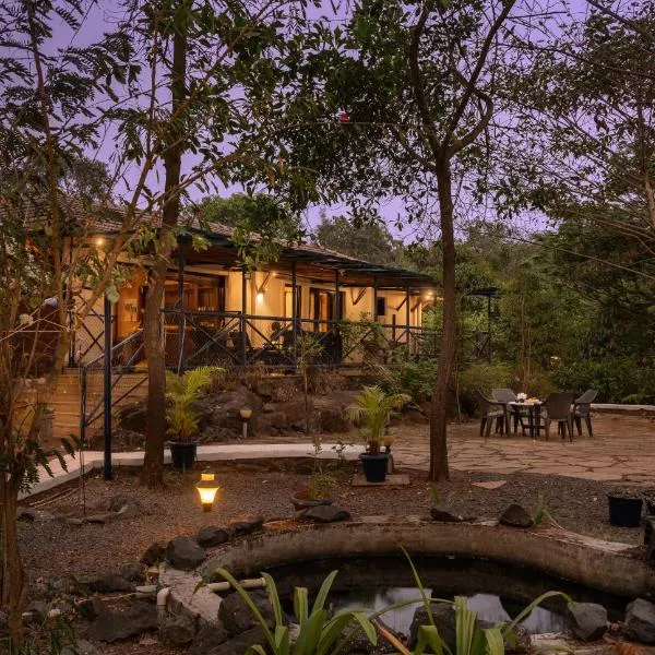 SaffronStays Terra Soul - 3BR eco-luxury pet-friendly pool villa with gazebos, bar & fish pond near Imagica & Pali Temple,位于Jambhulpāda的酒店