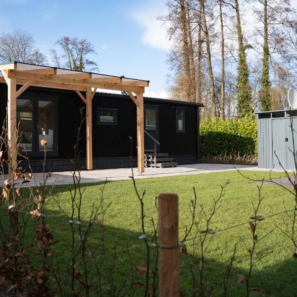 Chalets direkt am See mit Terrasse - ruhig und modern，位于Versmold的酒店