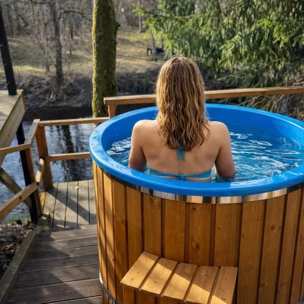 Guest House Jugland with Private Sauna Hot Tub and River Access Near Riga，位于Bajāri的酒店