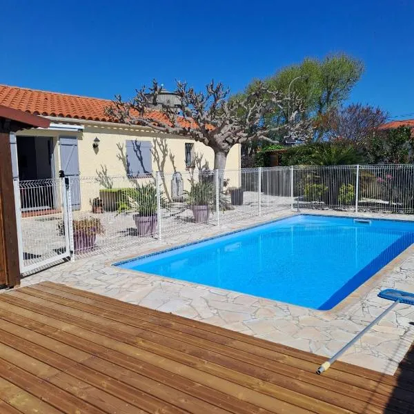 Maison de vacances avec 4 chambres-Piscine-Clim-WiFi，位于Claira的酒店