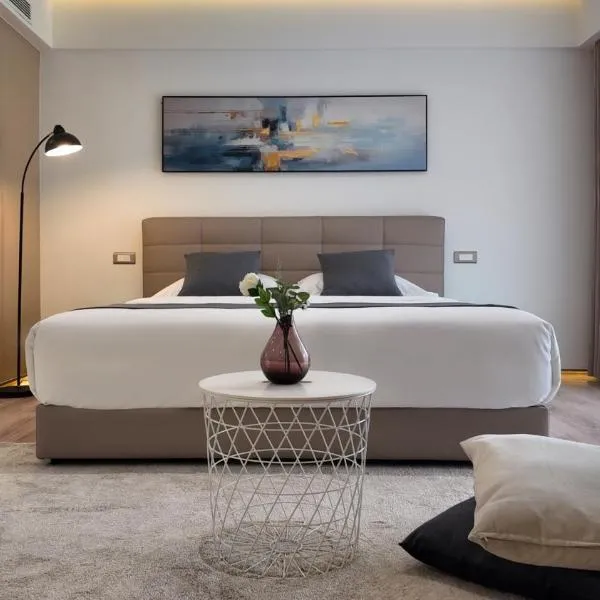 CCLUX Suites - Piraeus Port Hub & Express Check-in，位于比雷埃夫斯的酒店