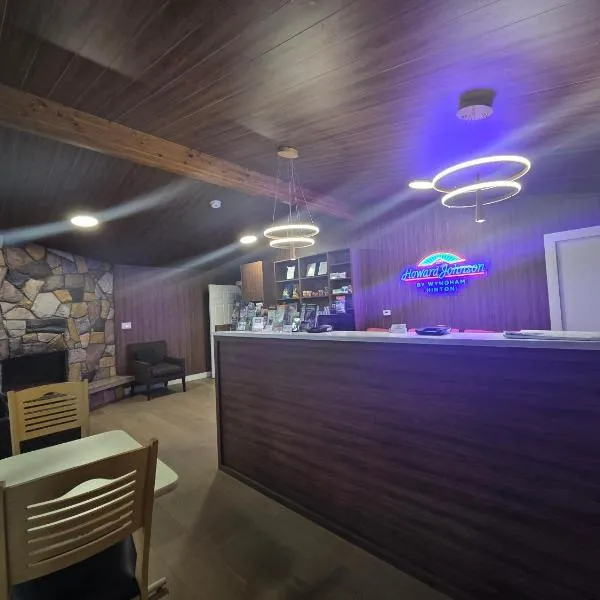 Howard Johnson by Wyndham Hinton，位于欣顿的酒店