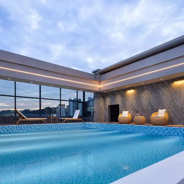 Phoenix Sky Pool Hotel-Newly Opened 2026 Free Pick-up Service Rooftop Infinity Pool Kids Playground On-site Café Near Fenghuang Scenic Area,位于凤凰的酒店