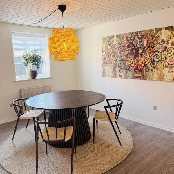 Dejlig hus i hjertet af Varde med egen Terrasse og alt du behøver som håndklæder og sengelinned，位于瓦尔德的酒店