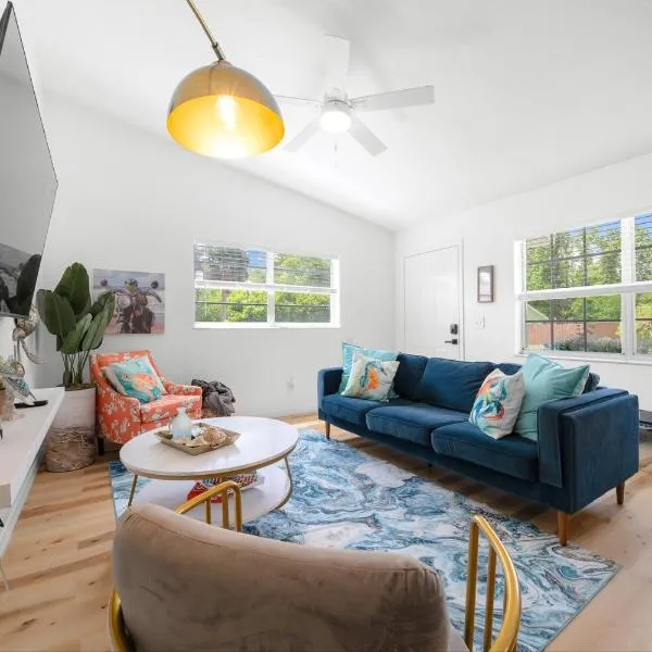 Crystal River Home - Near Scalloping - Pet-Friendly - Patio & Charcoal Grill，位于克里斯特尔里弗的酒店
